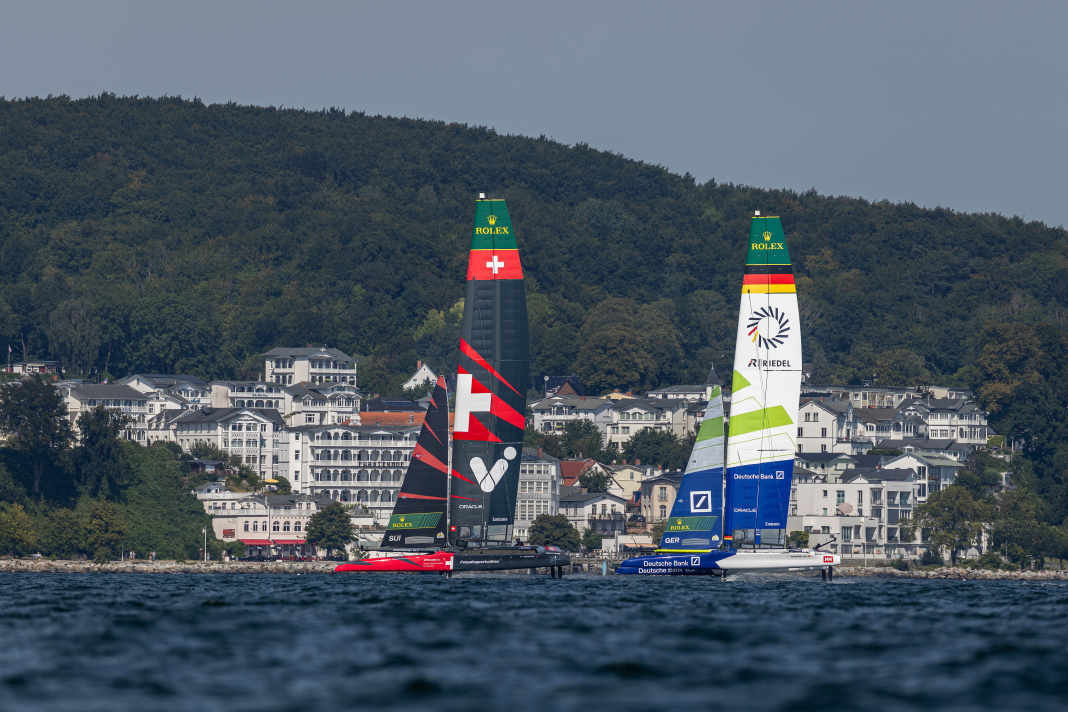 Das Germany SailGP Team und die Schweizer beim Training vor Sassnitz.