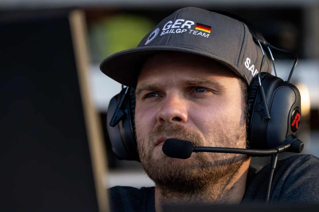 Pleinement concentré : le coach de SailGP Team Germany Lennart Briesenick pendant une course