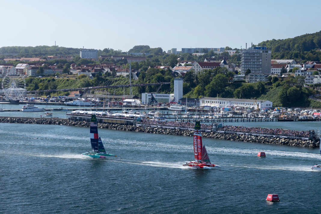 Here the teams from Germany, Great Britain and the USA cheer past the grandstands in Sassnitz.
