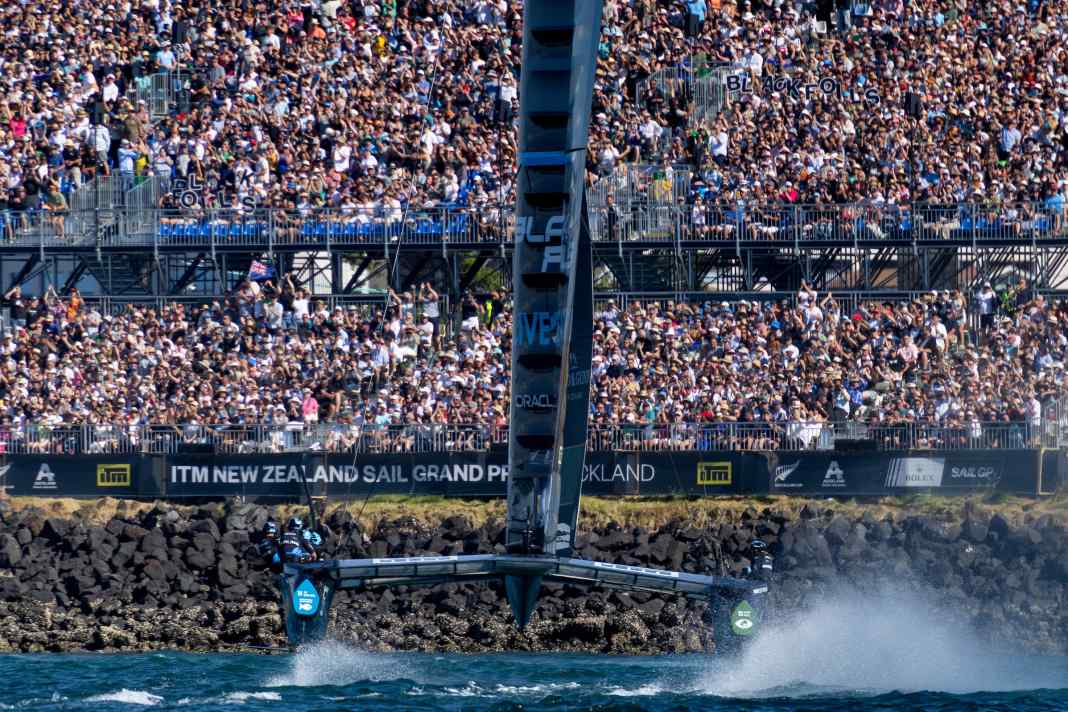 Une scène du SailGP d'Auckland, en Nouvelle-Zélande, où les équipes ont navigué devant une spectaculaire foule de fans. Sassnitz se prépare également à la première allemande des 16 et 17 août avec une tribune XL.