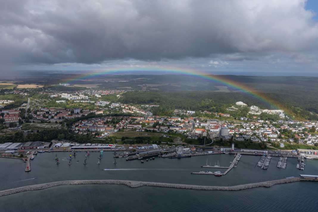 Fotograf Felix Diemer hat mit dem Regenbogen über Sassnitz seine Variante von "Flashnitz" am Finaltag eingefangen.