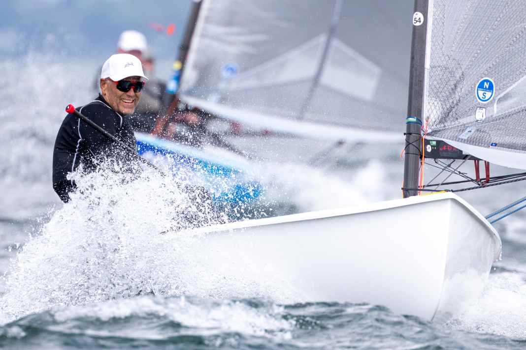 Finn-Segler André Budzien steuert auf Kurs Travemünder-Woche-Sieg, liefert sich dabei aber einen harten Fight mit Fabian Lemmel.