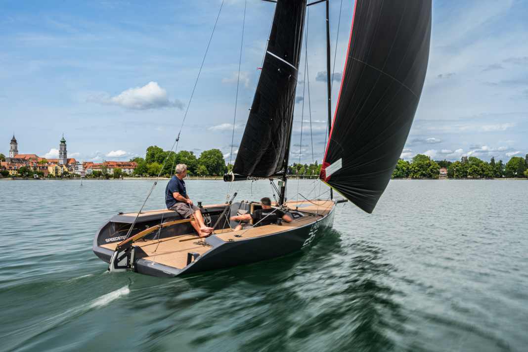 Die Lago 26 braucht nur einen Hauch von Wind um schon gut in Fahrt zu kommen. Ein Gennaker hilft natürlich dabei.