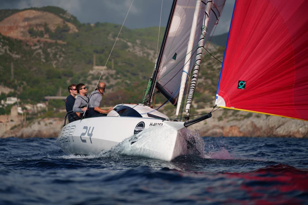 Malgré ses dimensions adaptées à la navigation en remorque, le Flaar 24 a l'air costaud et puissant. La fenêtre incurvée est censée cacher la hauteur du toit de la cabine, ce qui n'est possible que sous un angle de vue bas.