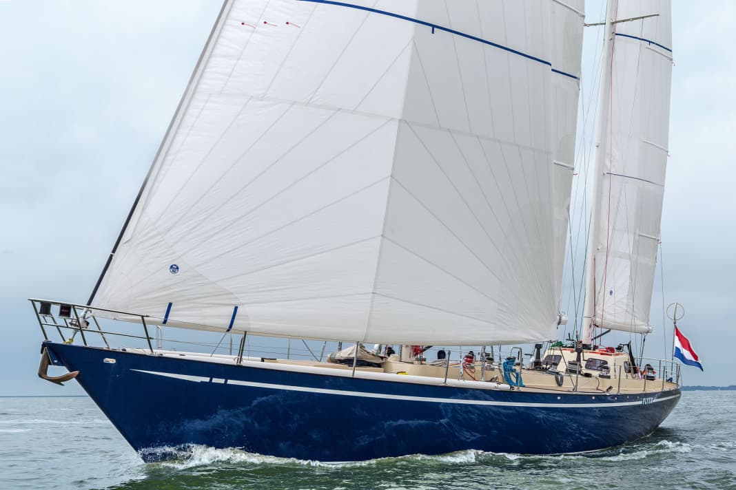 Large overlapping genoa, long overhanging stem, mizzen. Back then