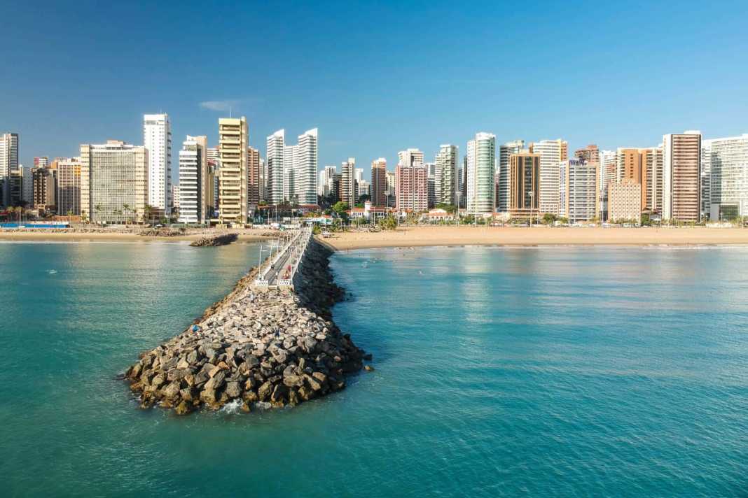 Le soleil est souvent au rendez-vous à Fortaleza. La capitale de l'État du Ceará, au nord-est du Brésil, est connue pour ses plages aux falaises rouges, ses palmiers, ses dunes et ses lagunes. En janvier 2027, Fortaleza accueillera la première partie de la Coupe du monde de voile.
