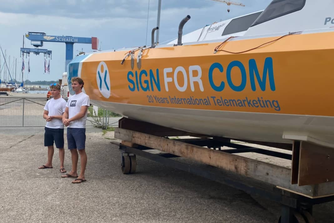 Lennart Burke und Melwin Fink bei der Taufe ihrer Class40 "Sign For Com" auf der Bootswerft Schach