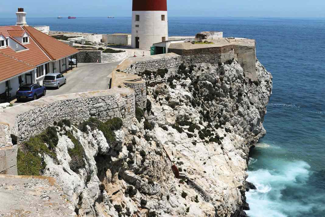 Par vent faible, un voilier contourne Europa Point au sud de Gibraltar. Le phare est un point de repère important
