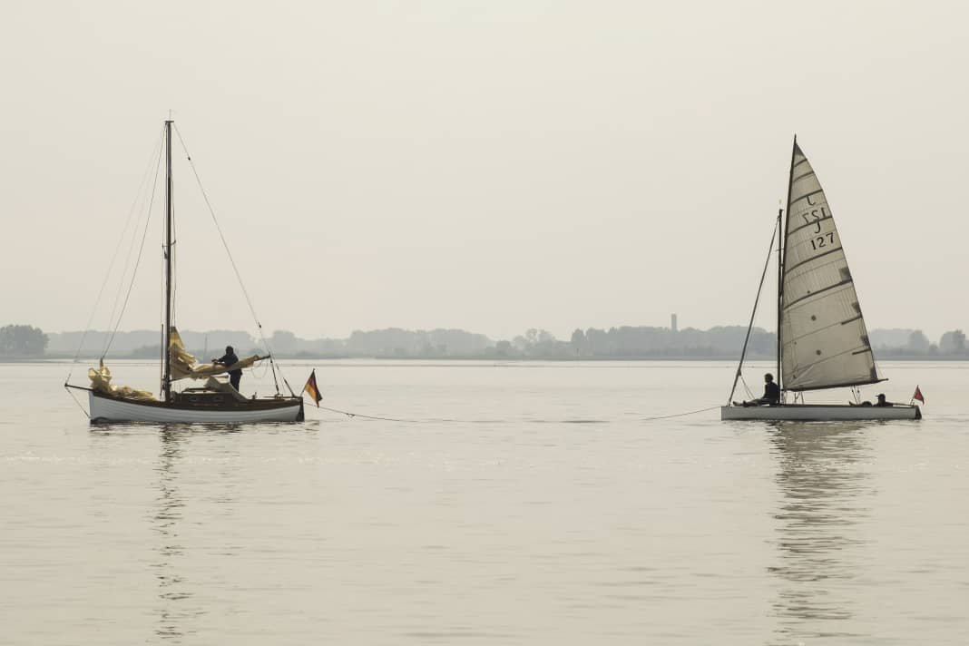 Dem Wind ist die Puste ausgegangen. Auf der Elbe geht es unter Motor und im Schlepp in den Hafen