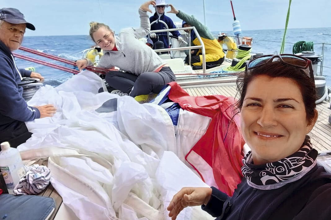 Im Team um die Welt. Ebru Yaral aus Hamburg (r.) mit Teilen der Crew an Deck der Swan „Sterna“