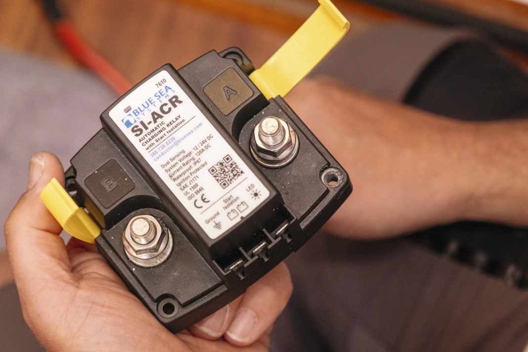 Relè di carica: l'interruttore elettromeccanico accoppia il motore e la batteria di consumo non appena la tensione di ingresso è sufficientemente alta. In questo modo si equalizza la carica delle due batterie, scorrono correnti molto elevate e i contatti possono saldarsi.