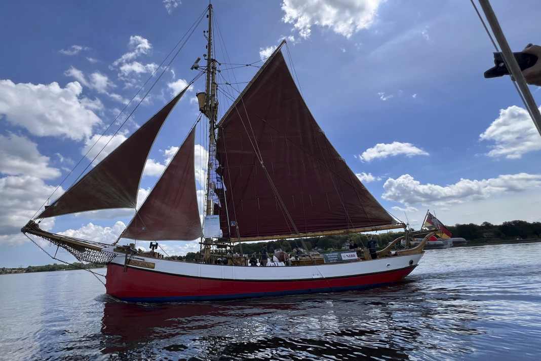 La "Dagmar Aaen" al "cast off" di ieri