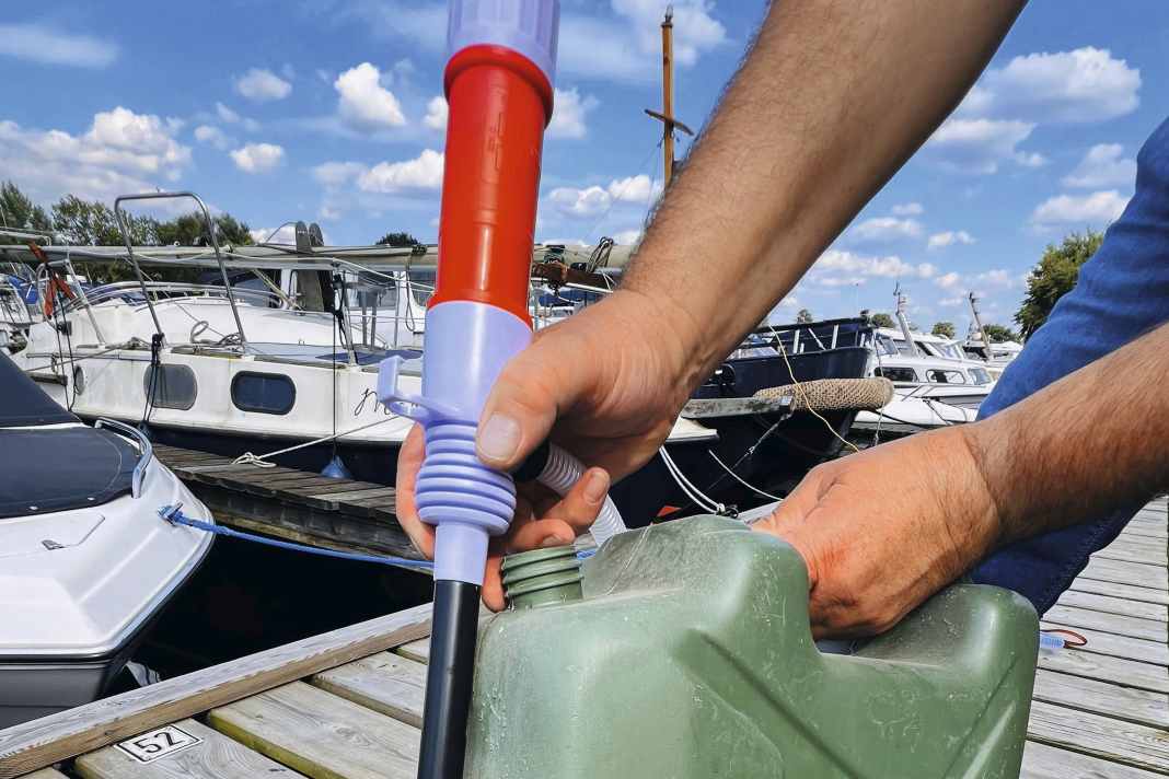 Il tubo di aspirazione della pompa è troppo corto per una tanica di queste dimensioni. Quando si fa rifornimento, è quindi necessario tenerla inclinata verso l'estremità, ma alla fine rimane ancora un po' di benzina nella tanica.