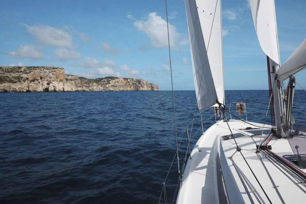 Segeln-vor-den-Balearen-Menorca-Mallorcas-kleine-Schwester