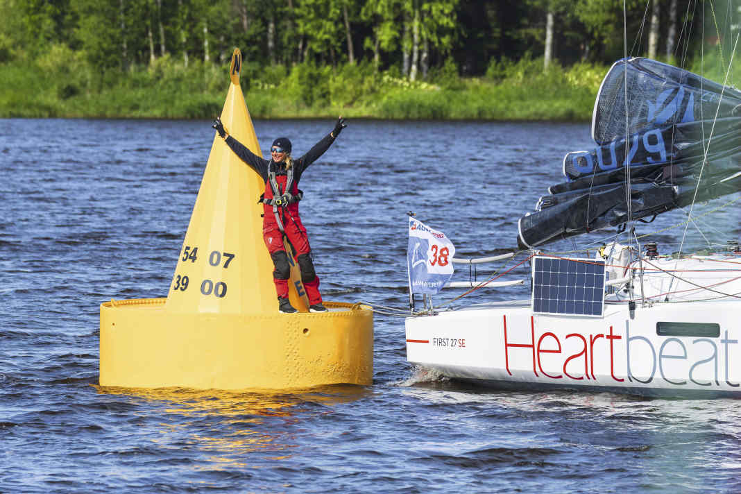 Marlene Brudek à la légendaire bouée jaune : l'arrivée de la MidsummerSail marque le point le plus au nord de la mer Baltique
