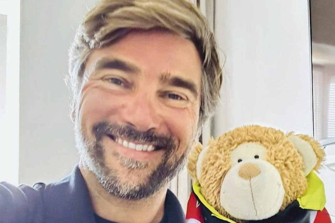 Boris Herrmann mit Teddy Alphonso - stilecht mit Ölzeug