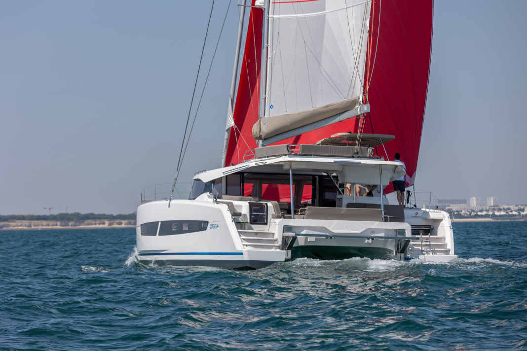Sieht gut aus und segelt auch so. Die Konstruktion von Marc Lombard Yacht Design findet den stimmigen Kompromiss zwischen bulliger Sportlichkeit und maximal viel Wohnvolumen.