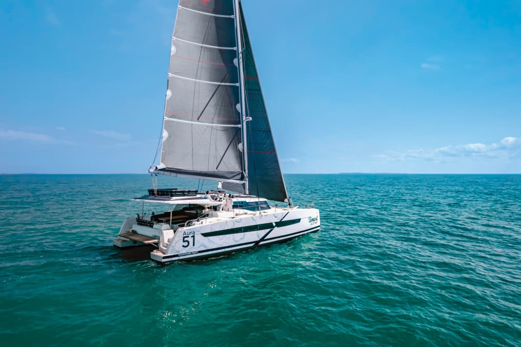 Forte identité de la marque : les coques pleines avec saut négatif et le rouf marquant sont typiques de Fountaine Pajot.