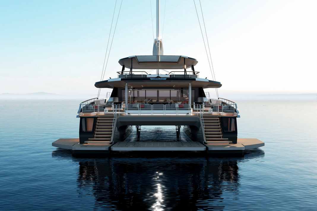 Der FPY120S von hinten, alle drei Decks sind gut zu erkennen. Die äußeren Teakplattformen auf dem Wasser können hochgeklappt werden.