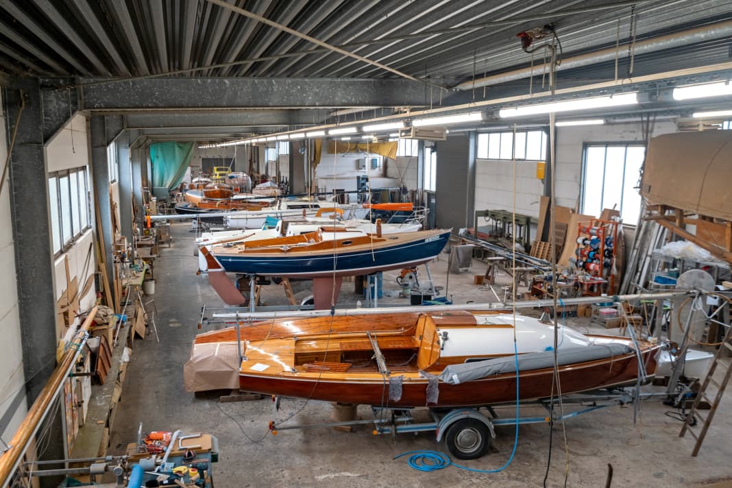 The shipyard hall has space for 15 ships. In winter, it is constantly full and repairs are carried out