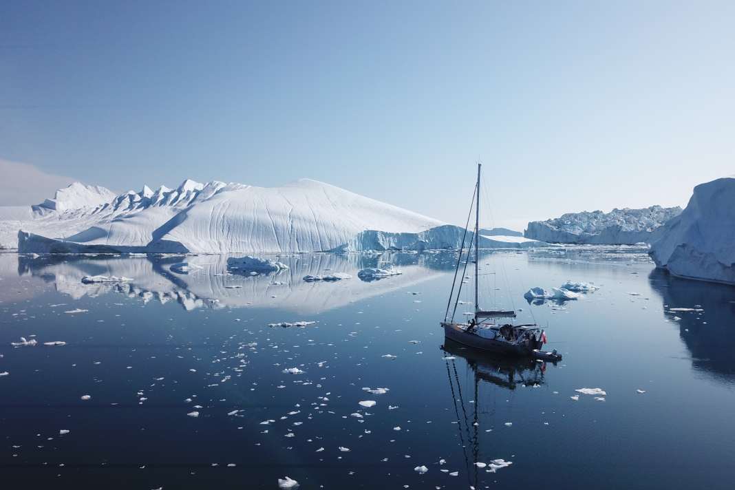 Entre icebergs et banquise : Trois équipages internationaux ont navigué dans le passage du Nord-Ouest durant l'été 2024.