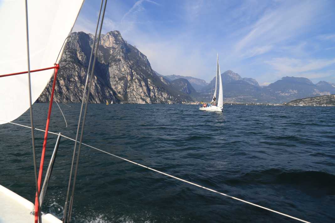 Segeln auf dem nördlichen Teil des Gardasees, der zur Provinz Trentino gehört