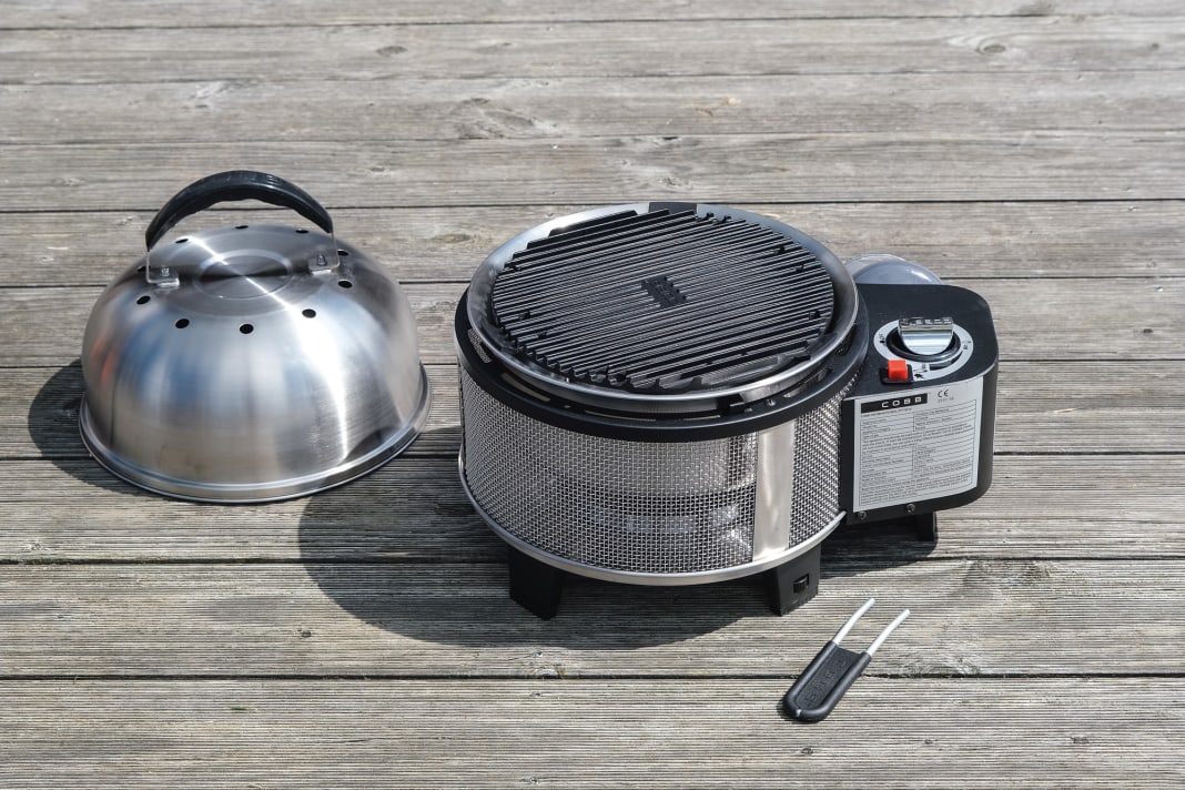 Der Cobb-Grill bleibt außen vollständig kalt. Dank Deckel wird selbst Gemüse oder auch Fleisch in größeren Stücken schnell gar.