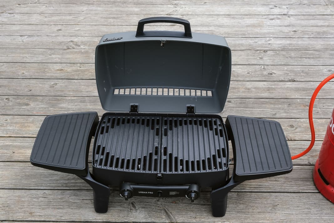 The largest grill in the test has a lid with thermometer and work surface on the sides.