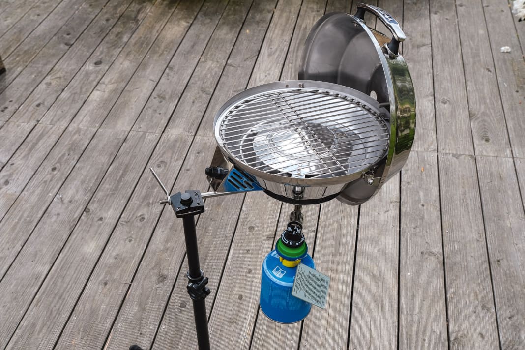 Der Kugelgrill wird an der Reling befestigt und kann dort auch bei Nichtgebrauch bleiben. Das spart Platz in der Backskiste.