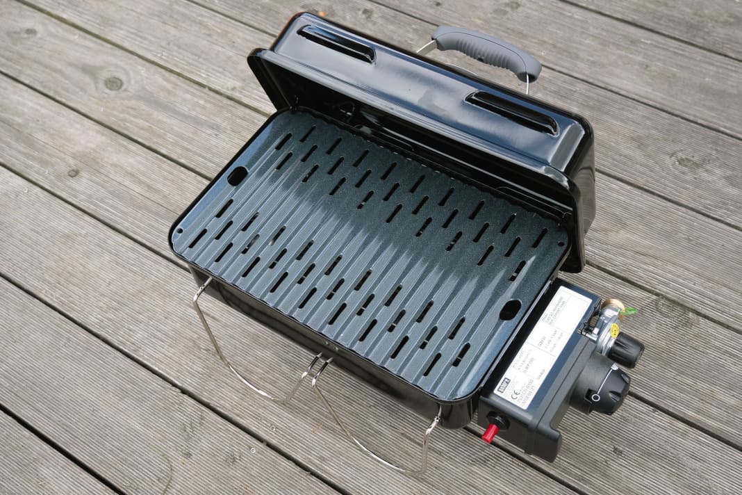 I piedini del grill Weber si ripiegano semplicemente e bloccano il coperchio per il trasporto o lo stoccaggio.