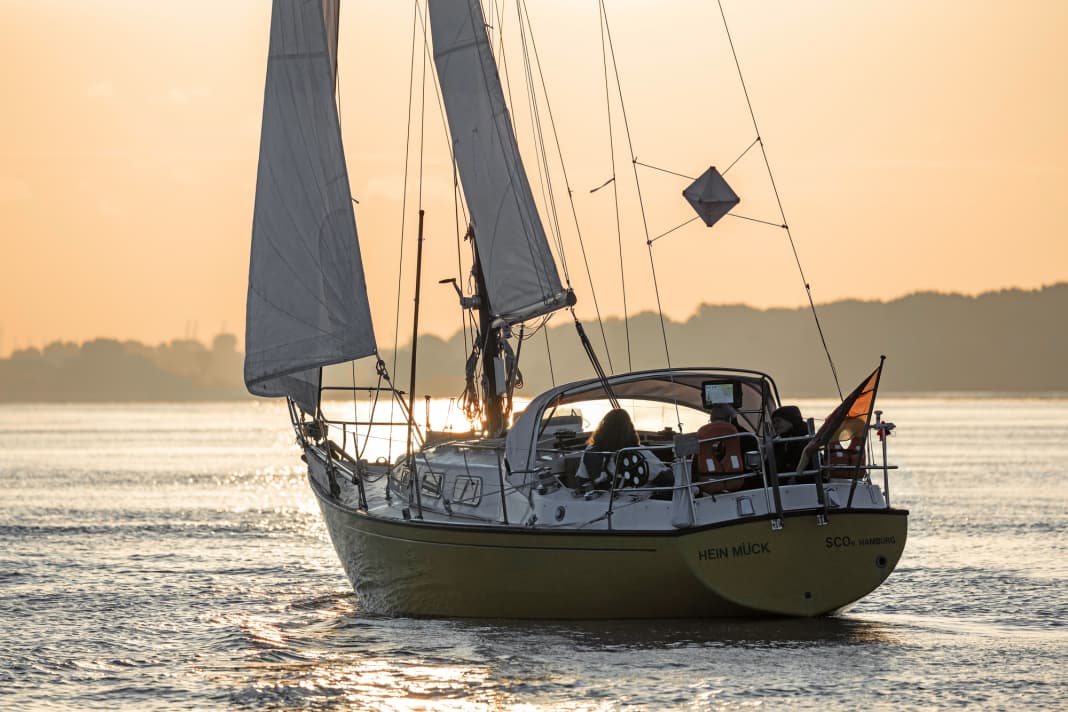 Radarreflektoren im Test: Ein großer Reflektor, fast in Regenfänger-Position aufgehängt, erzeugt ein gutes Echo