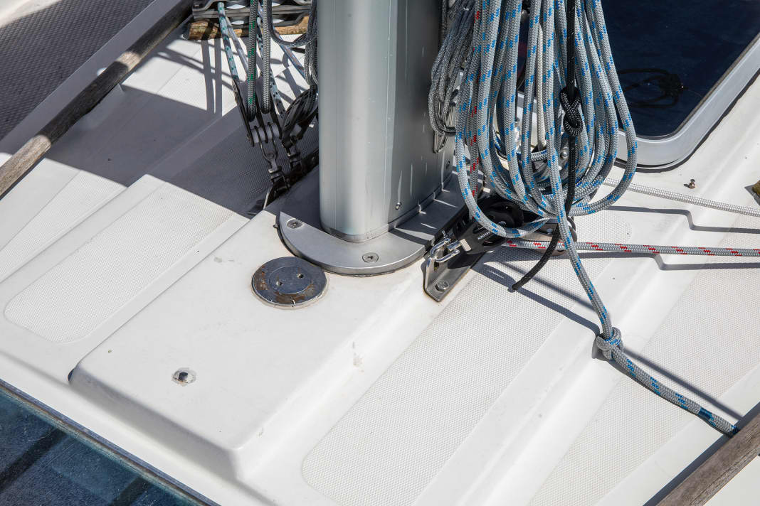 Leak one: Moisture penetrates the wood in the mast base on deck through the screws and cable bushings. It becomes soft and must be replaced