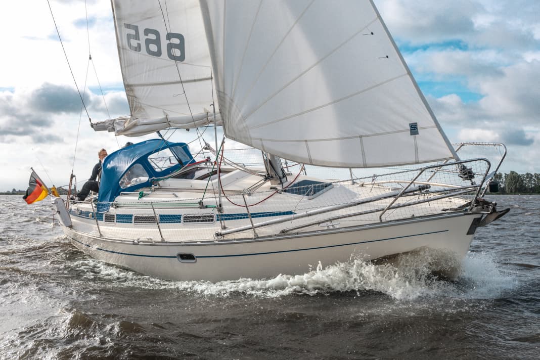 Unperturbed even by gusts of seven: the Bavaria during the test in Friesland