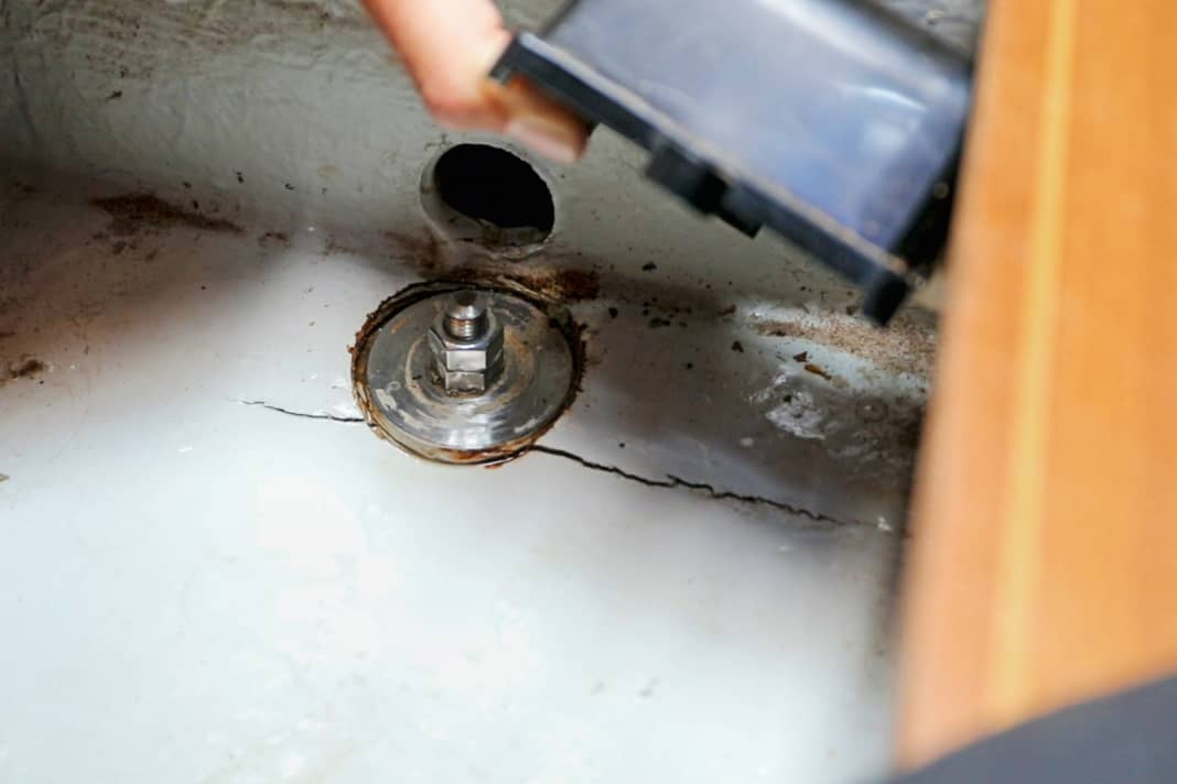 Incrinatura 1: sulla nave di prova, il laminato angolare del dorso della nave si è allentato sul bullone della chiglia di poppa. In questo caso è necessario prestare particolare attenzione