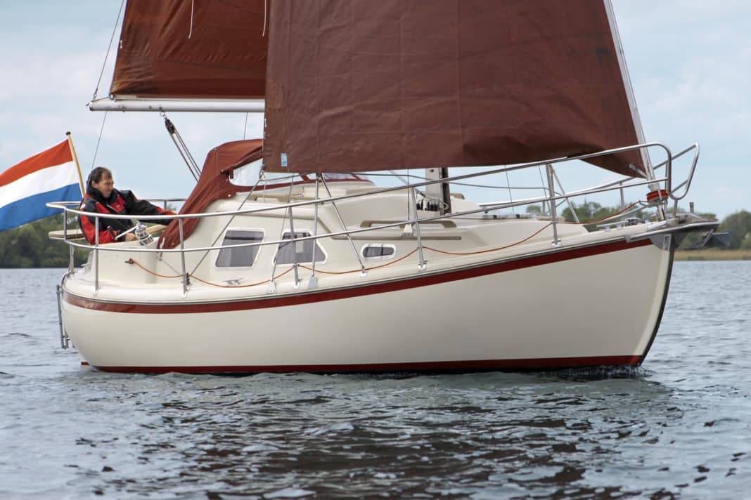 Rund und knuffig: Die kleine Yacht sticht hervor, ohne das zu wollen. Das macht sympathisch
