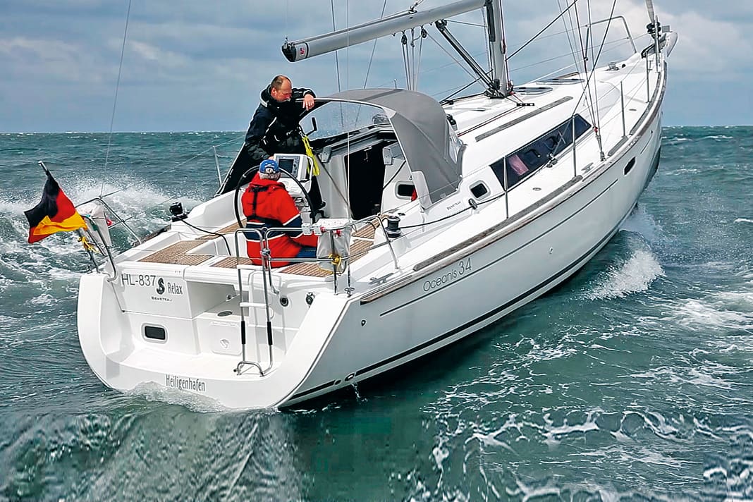 Lo yacht si inclina molto vigorosamente