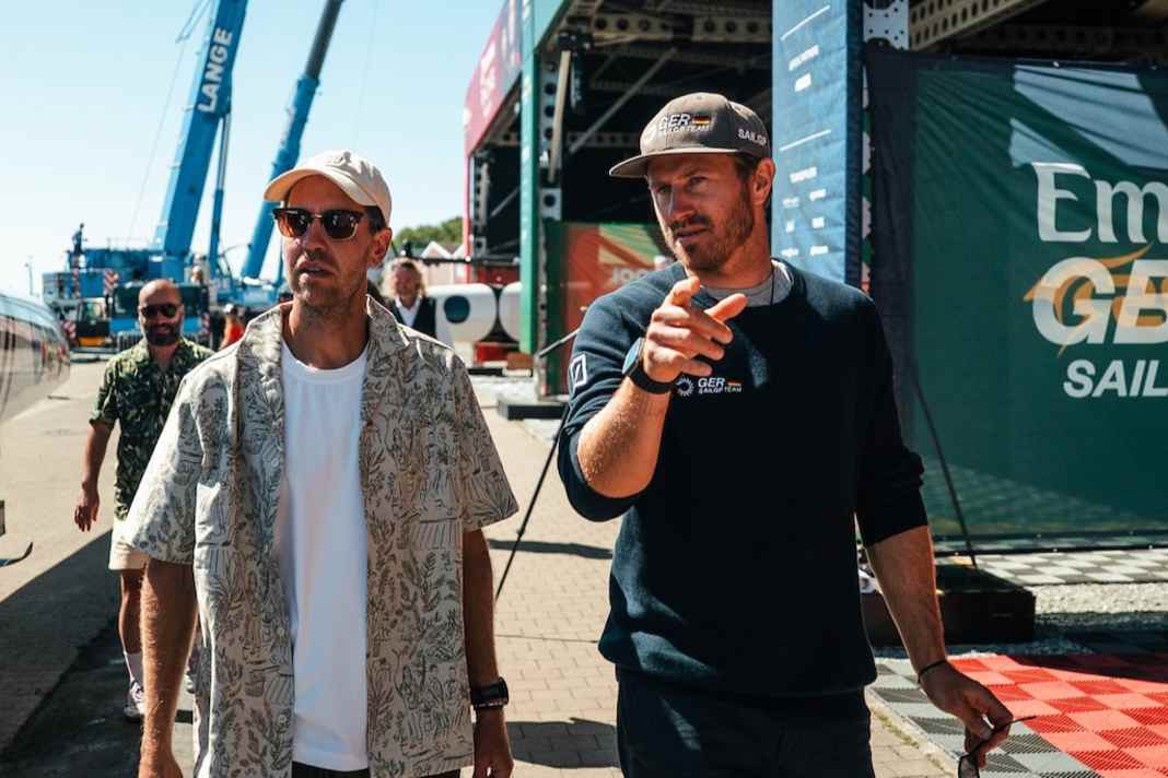 Le barreur de Team Germany Erik Kosegarten-Heil et Sebastian Vettel dans les stands de SailGP.