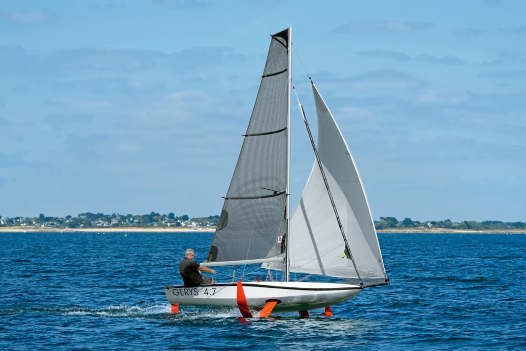 Oiseau bizarre : la forme exotique de la coque avec le scow-bug caractérise la construction. Même en solitaire, le foiler est facile à manœuvrer.