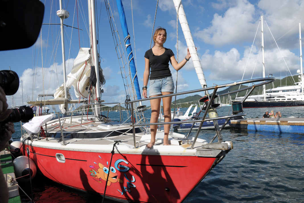 Im Alter von 16 Jahren und 123 Tagen beendete Laura Dekker am 21. Januar 2012 ihre Weltumsegelung in Sint Maarten.