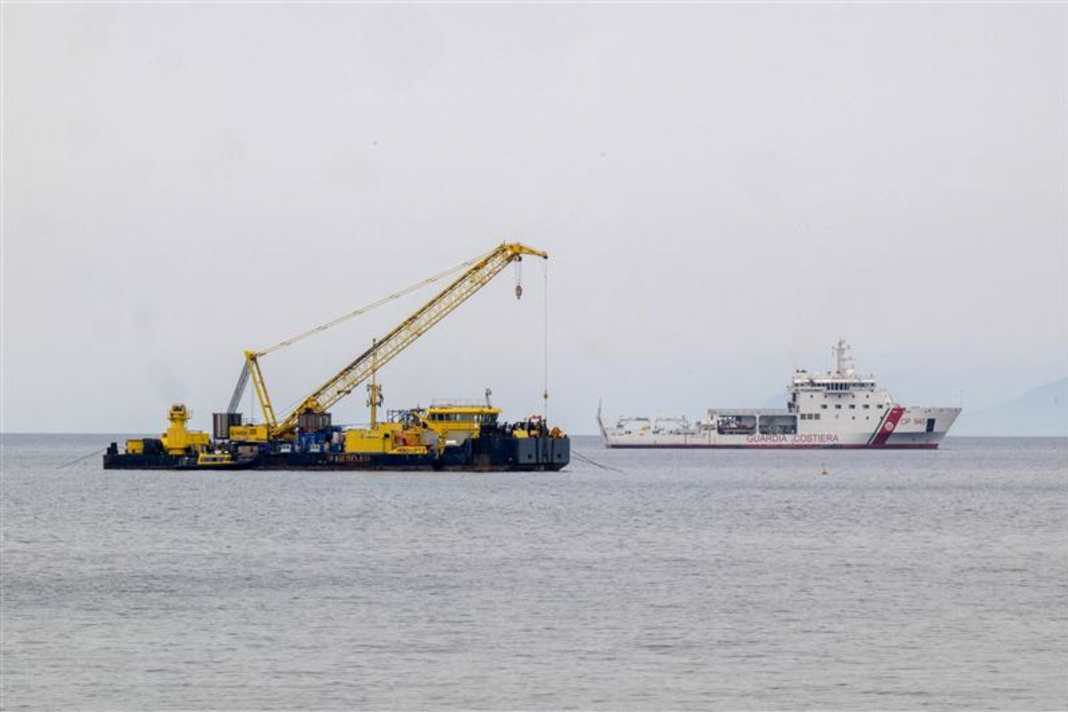 Der Schwimmkran "Hebo Lift 10" soll die 560 Tonnen schwere 56-Meter-Yacht heben. Die Bergungsarbeiten wurden jedoch kurz nach Start abgebrochen, weil ein Taucher bei seiner Arbeit gestorben ist.
