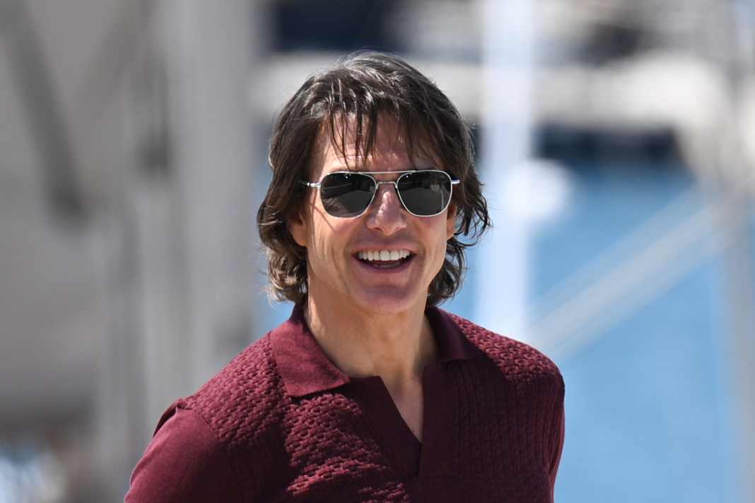 Tom Cruise non vede l'ora di salire a bordo del suo nuovo yacht a vela, uno Swan 108. Questa foto è stata scattata in occasione della prima del suo ultimo film di successo, "Mission: Impossible - The Final Reckoning", al Festival di Cannes.