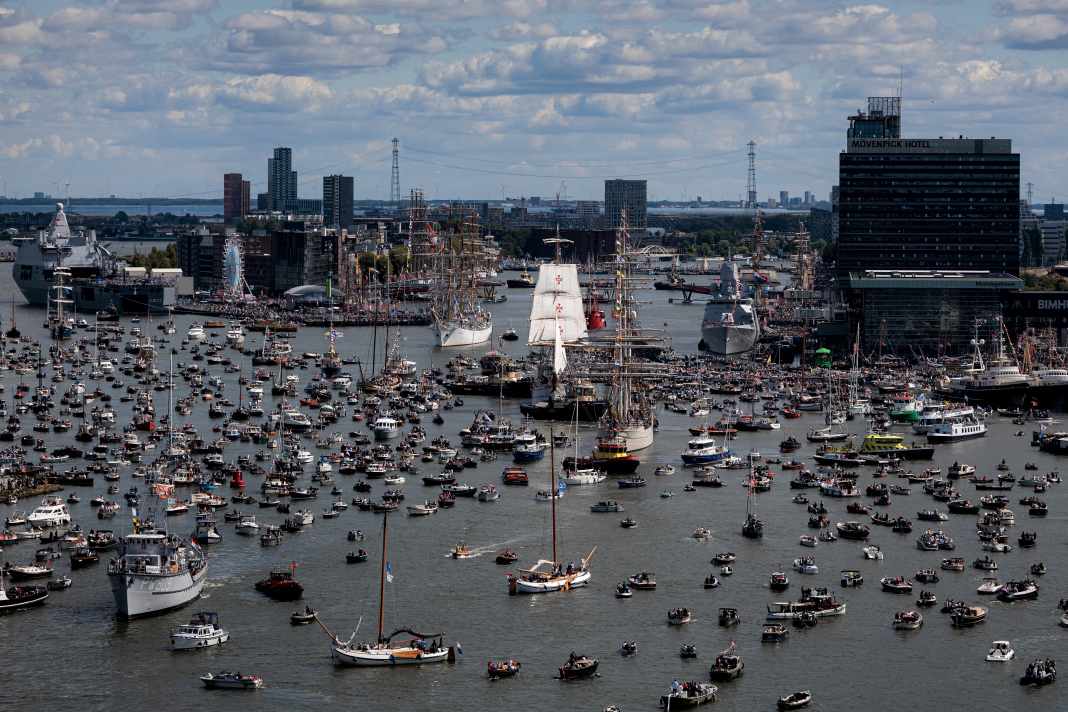 Départ des grands voiliers pour la parade finale de la Sail Amsterdam 2025, dimanche.