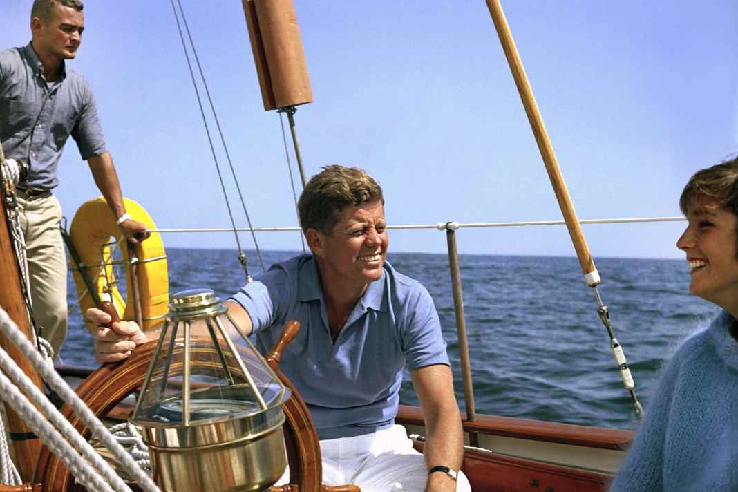 Dans son élément sur l'eau : John F. Kennedy à bord du « Manitou » dans la baie de Narragansett, près de Newport, dans le Rhode Island, le 26 août 1962.