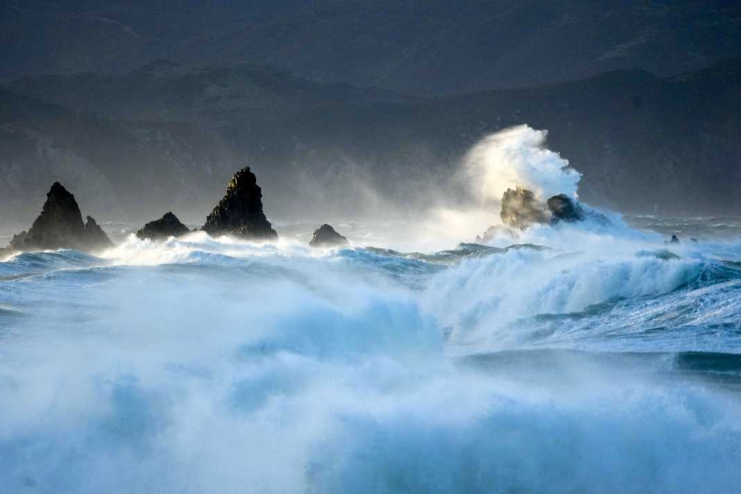Le forze della natura nel Pacifico meridionale: il 9 giugno 2026 onde giganti si abbattono sulla costa meridionale di Wellington. La protezione civile neozelandese ha dichiarato lo stato di emergenza in diverse località costiere e ha evacuato le zone adiacenti alla costa.