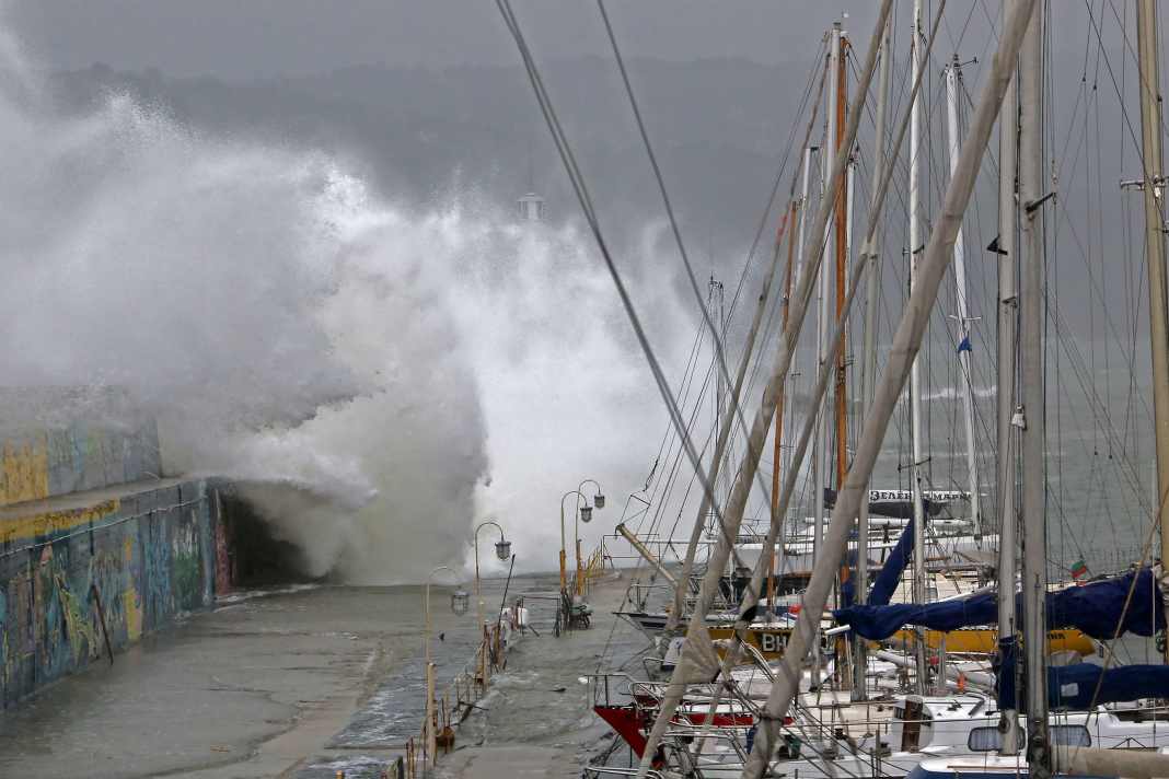 Un temps venteux et maussade. Les vagues viennent se briser avec fracas contre les murs du port de Varna, à Sofia, la capitale de la Bulgarie.