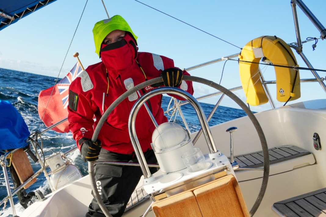 Le nouveau ciré OS1 Offshore de Gill a été développé en collaboration avec des navigateurs de croisière et l'étanchéité de chaque vêtement est testée avant la livraison.