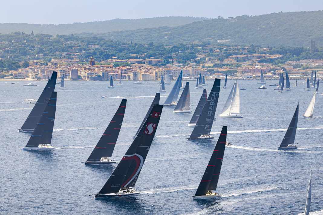 Beim Start vor Saint-Tropez am Mittwochmittag gingen die 97 Yachten noch bei guter Brise über die Linie.