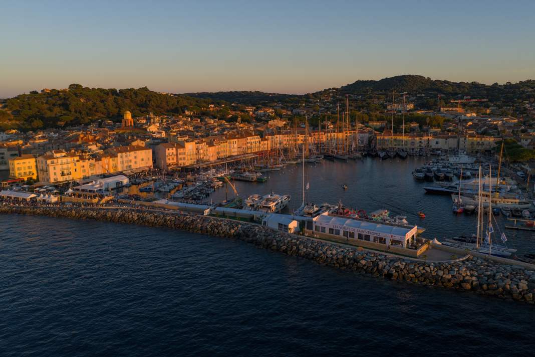 Typisch Saint-Tropez: An Spätsommerabenden legt sich kupferfarbenes Licht über den Kirchturm der Notre-Dame-de-l’Assomption und auf die in Ocker- und Pastelltönen getünchten Fassaden des Vieux Port.