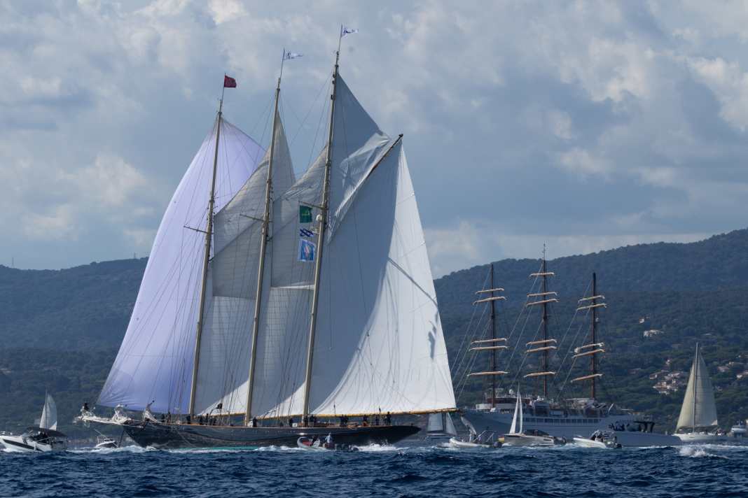 Mitten im Getümmel. "Sea Cloud Spirit" liegt ganz dicht dran an den Regattabahnen. „Atlantic“ entstand 2010 als Rennkutter-Rekonstruktion in den Niederlanden. Mit 69 Metern war sie die längste Teilnehmerin und nach Besuchen als Zuschauerin zum ersten Mal bei den Wettfahrten dabei – mit 820 qm großem Gennaker. | Fotos Gilles Martin-Raget /www.martin-raget.com