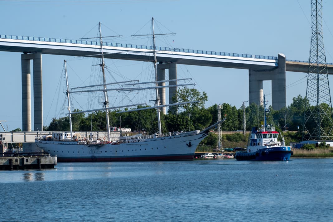 Le voilier "Gorch Fock I" est remorqué par des remorqueurs depuis le port de la ville jusqu'au chantier naval de Stralsund en passant par les ponts Ziegelgraben et Rügen.